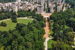 Приятное путешествие по современным и спокойным улицам Лозенца